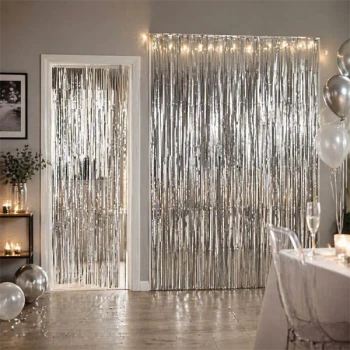 Sølv glimmerforhæng som fest baggrund med lyskæder, balloner og borddækning