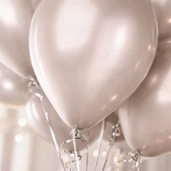 Close-up af sølv metallic balloner 30 cm med blank overflade og bånd til festdekoration