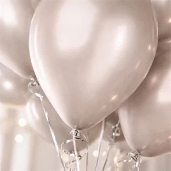 Close-up af sølv metallic balloner 30 cm med blank overflade og bånd til festdekoration