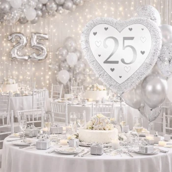 Elegant festlokale pyntet i sølv og hvid med hjerteformet folieballon 25, balloner, kage og borddækning til sølvbryllup eller jubilæum.