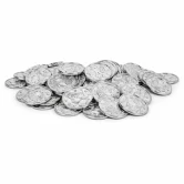 Sølvmønter i plast 100 stk 3,8 cm på hvid baggrund – piratmønter til piratfest, skattejagt og bordpynt