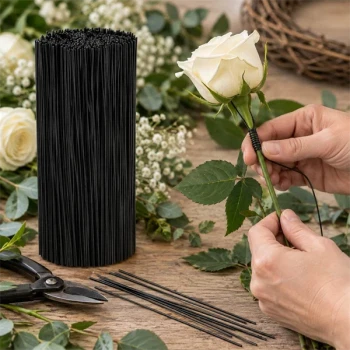 Sort blomstertråd 1,2 mm i brug til binding og støtte af hvid rose