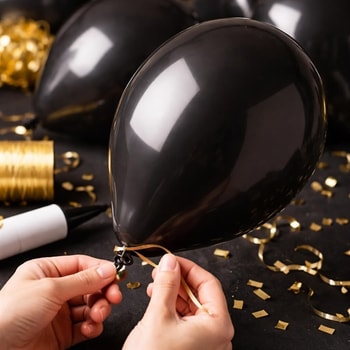 Sådan binder du en sort ballon 30 cm med snor – guide til ballon dekoration