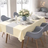 Festbord dækket med Sovie airlaid papirdug i creme med blomsterdekoration og stearinlys