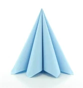 Lyseblå Sovie Linclass Airlaid serviet foldet dekorativt, 40x40 cm, i stoflignende kvalitet på hvid baggrund.