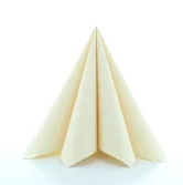 Sovie Linclass Airlaid serviet i creme farve foldet i pyramdeform på hvid baggrund, 40x40 cm