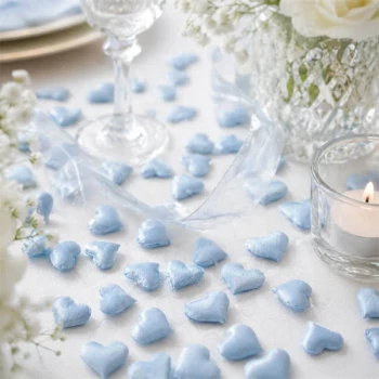 Stemningsbillede med lyseblå stof hjerter som romantisk bordpynt til babyshower, bryllup og barnedåb