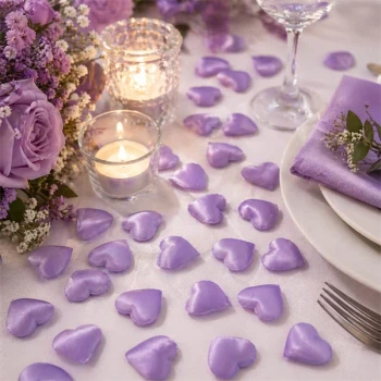 Store lilla stof hjerter som romantisk bordpynt med stearinlys og blomster til bryllup borddækning