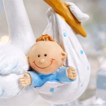 Close-up af stork med baby dreng figur i blå farver til barnedåbspynt