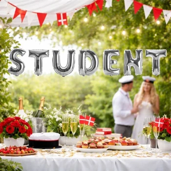 Sølv STUDENT folieballoner som pynt til udendørs studenterfest med champagne, kage og danske flag