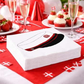 Røde student servietter 33x33 cm med studenterhue på pyntet studenterbord med champagne, cupcakes og dansk flag