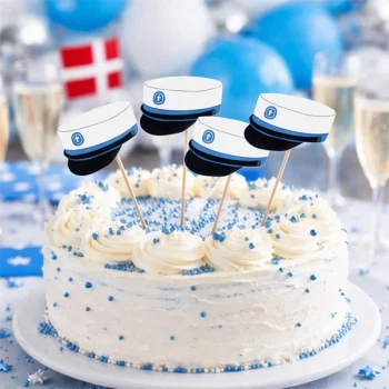 Studenterkage pyntet med mørkeblå kagetoppe formet som studenterhuer til studenterfest