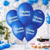 Blå “Tillykke Student” balloner som pynt til studenterfest med kage og champagne