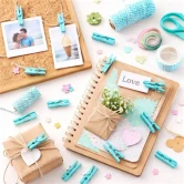 Turkise træklemmer brugt til kreativ DIY, scrapbooking og gaveindpakning med fotos, papir og dekoration