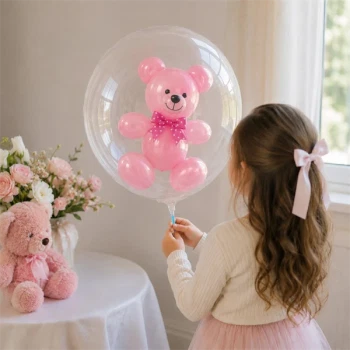 Pige holder transparent ballon med lyserød latex ballonbamse indeni – perfekt til babyshower, barnedåb og fejring af en nyfødt pige.