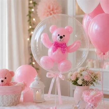 Transparent ballon med lyserød latex ballonbamse indeni som dekoration til pige babyshower, barnedåb og fejring af en nyfødt pige.