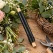 Blå udglødet vindseltråd 0,5 mm på træpind omgivet af blomster, eucalyptus og grenkrans på et bord til blomsterbinding.