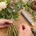 Blomsterbuket bindes med galvaniseret vindseltråd i sølv 0,65 mm med roser, eucalyptus og dekorative blomster